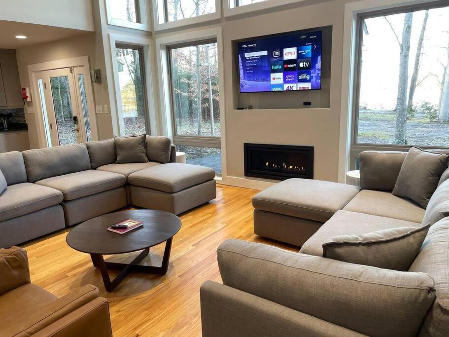 Villa Luxury Modern Waterfront Retreat Montross Exterior foto